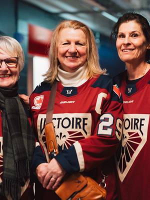 Qui coupe des oignons ici ? 🥹 À Québec, les mamans de Marie-Philip, Ann-Renée et Catherine ont lu l’alignement de départ pour notre match. Un moment rempli d’émotion 🤍