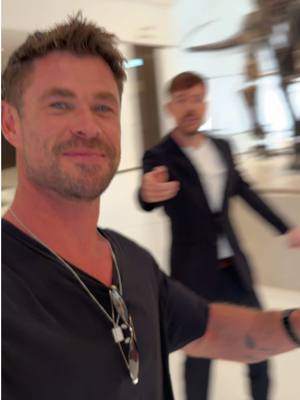 I swear this guy kinda looks like @Chris Hemsworth