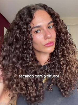 100% determinada em achar uma finalização para conseguir deixar meu cabelo secar naturalmente e não ficar só o bagaço 🥲 #cabelocacheado #finalizacaodecachos #cachos #finalização 
