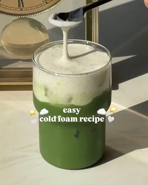 super simple, just remember to 3-2-1 method & you can easily make several different cold foam flavours!  recipe:  〰️3tbsp heavy whipping cream 〰️2tbsp milk 〰️1tbsp sugar 〰️1tsp bourbon vanilla paste ^mix ingredients together with an electric frother until thick & foamy pour over any latte & enjoy! ⭐️ #homecafe #coldfoam #matcha #bourbonvanilla #coldfoamrecipe 