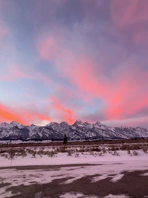 The kind of sunset you don’t forget 😍🏔️ God paints the sky prettier over the Tetons! #jacksonholewyoming #jacksonhole #grandtetonnationalpark #grandtetons #travelcontentcreator 