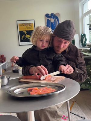 Chef Dad & his tiny sous-chef @DelrezPaul chef #zara