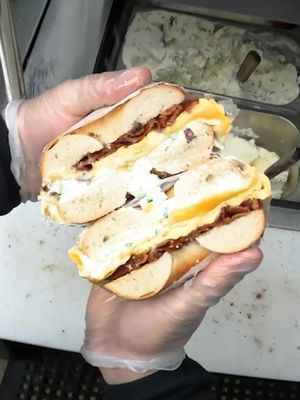 the BEE STING 🐝🥯 bacon, egg, cheddar cheese, hot honey, and a proper shmear of scallion  #nj #bagels #bangin