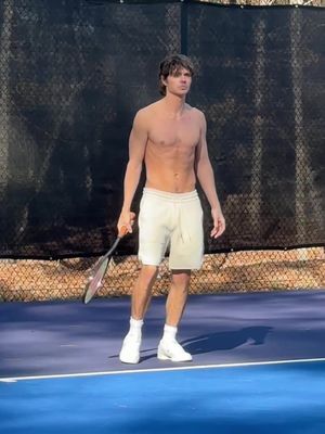 I suck at tennis -__-