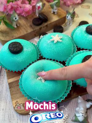 🩵MOCHIS DE OREO 🌸 ⁣ 🌸Estoy recreando mis recetas más virales para empezar el año… y hoy le toca el turno a los mochis de oreo 😍. Más de 4M de personas guardaron esta receta… y tengo que decir que esta versión oreo puede ser fácilmente mi favorita  ⁣ 🌸INGREDIENTES ➖100 gr de harina de arroz glutinoso (NO SE PUEDE SUSTITUIR) ➖ 35 gr de maicena ➖ 6 gr de endulzante yummy ( o 60 gr de azúcar) ➖ 180 ml de leche ➖ 20 gr de aceite de coco (o mantequilla) ➖ Colorante azul ➖ 250 ml de nata para montar + 4 gr endulzante ➖ 20 gr leche en polvo ➖ 2 galletas oreo 🩵 Cubre la masa para mochis con film transparente y agujerea 🩵 Mételo en el microondas durante 3 minutos a intervalos de 1 min, removiendo entre medias, hasta que tenga la textura que ves en el vídeo. Tal vez necesites añadirle algún minuto más  🩵 Deja enfriar 20 min y amasa hasta que quede elástico.  🩵 Estira con un rodillo, rellena y conserva en la nevera ⁣#tiktokespaña #cocinaentiktok #postres 