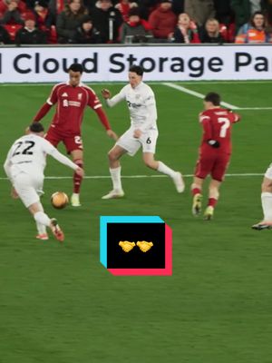 Hugo’s flick 🤝 Flo’s finish 😮‍💨 #Ekitike #Wirtz #Liverpool 