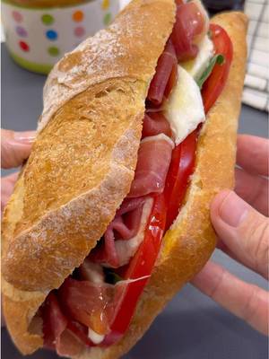 ¿Cual de los dos prefieres?😜🥖 Cuando tienes poco tiempo, pero muchas ganas de comer bien. Solo necesitas un buen pan rústico con buenos ingredientes y tendrás un bocata crujiente y brutal. Apúntate estos dos bocadillos italianos para darte un gustazo en tiempo récord. Guárdalo y compártelo con quien siempre dice “¿qué cenamos?” • CAPRESE Y PROSCIUTTO: Pan rústico de leña Jamón serrano Tomate Albahaca fresca Mozzarella AOVE Pimienta negra • Abre el pan, echa un poquito de aceite de oliva virgen extra en la parte interior de las dos caras. Pon unas rodajas de un buen tomate, pimienta negra, unas hojitas de albahaca fresca, la mozzarella por encima y termina con unas cuantas lonchas de jamón serrano o prosciutto italiano… se te rizan las pestañas! • MORTADELLA Y PARMESANO: Pan rústico de leña Mortadela italiana Tomates secos en aceite Parmesano o pecorino AOVE • Abre el pan, echa un poquito de aceite de oliva virgen extra en la parte interior de las dos caras. Pon una capa de lonchas de mortadela italiana, coloca unos tomates secos en aceite por encima, unas lascas de parmesano o pecorino romano por encima y termina con unas cuantas lonchas más de mortadela. Empiezas y no puedes parar… está impresionante! •