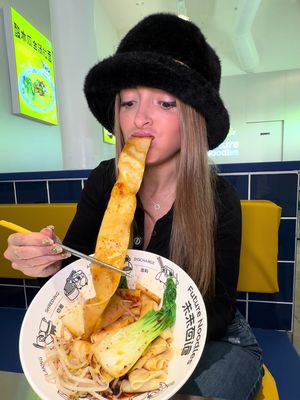 Así es un restaurante de robots en Barcelona 😱 📍 Future Noodles (Carrer de Provença, 209, Eixample, 08008 Barcelona) ##parati##fyp##viral##fypシ##comida
