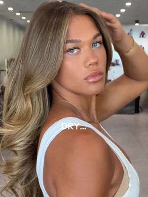 SO HOT @zalievefay  Deadset  this colour is so dreamy ! BRONDE , golden and voluminous  - - #hairtok #hairdresser #hairtransformation #bronde 