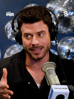 The internet has opinions about how Scott runs in Heated Rivalry, but François Arnaud explains why it was a very intentional choice 🏃‍♂️ Hear the full interview at the link in the comments. #FrançoisArnaud #HeatedRivalry #Running #AndyCohen #SiriusXM
