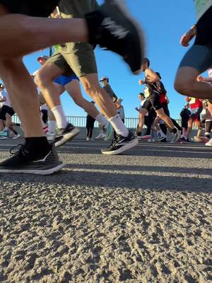 Juste 32 500 personnes qui partent pour une grosse journée au boulot. 🫡 #Running #mtlmarathon #runner #marathon 
