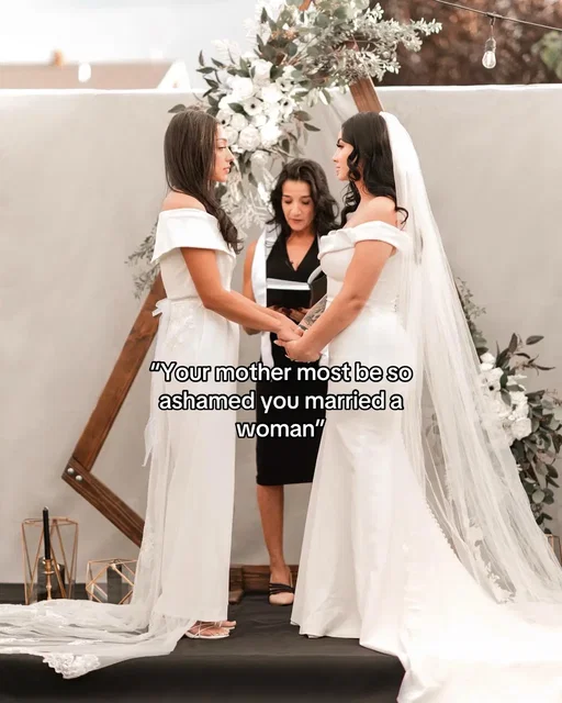 Don’t think she minds. 👰🤵❤️ 