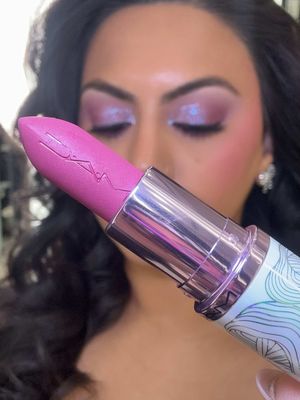 MAC Cosmetics spring collection Metamorphosis is out and you need this lip combo! 💕 ✨ Nightingal lip pencil ✨ Juiced Raspberry lipstick  #MACmetamorphosis #lipcombo #MACCosmetics #MACCosmeticsCanada #maccreator @M·A·C Cosmetics Canada @maccosmetics 