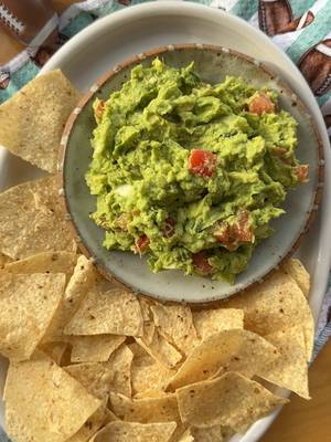 Game day isn’t complete without guac 🥑🏈 👉 3 Fresh Del Monte Avocados 👉 Two garlic cloves 👉 Generous pinch of salt 👉 1/2 small yellow onion 👉 2 tomatoes, diced 👉 3 tbsps finely chopped fresh cilantro 👉 1/2 tsp cumin 👉 1 jalapeño pepper 👉 1 lime #freshdelmonte #fruit #freshfruit #guac #guacamole 