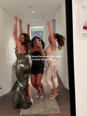 WHO’S EXCITED 🤩🏝️ we certainly are @Demi Jones @Ella Bella Barnes  #LoveIsland #loveislandallstars 