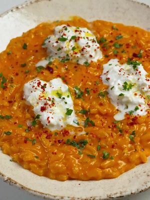 Vodka Risotto & Burrata This is my take on vodka sauce, made as a risotto. I usually keep risotto classic with no cream, just butter and Parmigiano, but with vodka sauce it didn’t make sense to skip the cream. So I added a bit less Parmigiano than usual, and left out the butter. Finished with torn burrata. Full recipe in my bio! #burrata #risotto #vodkasauce #EasyRecipe #italianfood 