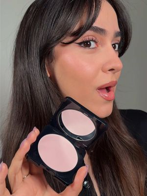 probando la nueva fórmula de los easy bake pressed powder de @Huda Beauty en el tono ‘cherry blossom’ 🌸 matifican y dejan un efecto suavizado sin sentirse pesados ¿qué opinan? 👀 #hudabeauty #hudaeasybake #pressedpowder #easybakepressedpowder