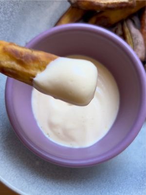 Diz-me se já sabias 😇 e guarda já!  Maionese com apenas 4 ingredientes: 2 ovos cozidos 4 c sopa de iogurte grego light  1 c sopa de azeite  Sal qb  Processo: Junta todos os ingredientes num copo e tritura com a varinha mágica. Está pronto para reservar no frigorífico e servir!  #maionese 
