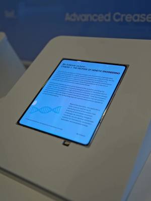 New no crease folding screen from Samsung Displays side by side to the current screen