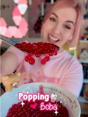 🌸POPPING BOBA 💖   💖 Las bolitas para el bubble tea que explotan, más que una receta parece un experimento científico, puedes hacerlo con cualquier bebida y le dan un toque de sabor a todo. Los ingredientes para hacer esferificaciones los encuentras online ⁣ 🌸INGREDIENTES ➖ 200 ml de la bebida que más te guste.  ➖ 3 gr de alginato de sodio ➖ 1 litro de agua ➖ 5 gr de lactato de calcio ➖ 200 gr de azúcar (no te preocupes porque no te la vas a comer, es solo para modificar la densidad del agua y que queden perfectamente redondas, puedes quitarla si quieres) ➖ un bol con agua 💖 Mezcla con una batidora la bebida con el alginato. Deja en la nevera mínimo 2 horas para que se quiten las burbujas y luego las bolitas no te floten 💖 Llena un bol con agua, añade lactato de calcio y azúcar y remueve hasta que se disuelva. 💖 Vete añadiendo el zumo a gotitas para que se formen las bolitas. Pásalas al bol de agua y déjalas un minuto antes de sacarlas 💖 Añádelas a tu bebida favorita ⁣ ⁣ ⁣  #tiktokespaña #cocinaentiktok #postres 