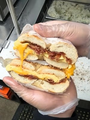 a proper Jersey BACON EGG N' CHEESE 🥓🥯
