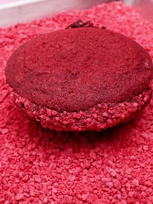 Warm, fudgy, and impossible to share 🤭🍪❤️ Our Red Velvet Hot Chocolate Chewie-wich is AVAILABLE NOW — chocolate fudge frosting sandwiched between two thin red velvet cookies and rolled in red velvet crumb topping for the ultimate cozy bite. 😍 Grab yours in-store today before they’re gone! #ChipCityCookies #Chewiewich #RedVelvet #HotChocolateVibes #CookieSandwich     