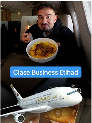 Comiendo en la clase Business de Etihad volando a Japón, esto es lo que te sirven las azafatas.. ¿Pagarías ese precio por volar en avión en business y comer esto? 