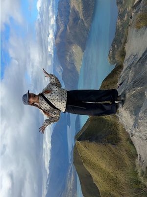 Sometimes 9:16 just doesn’t do it justice ⛰️✨ * the random tripod in the back really adds to the natural beauty 😅  #royspeak #newzealand #Hiking #nature #fyp 