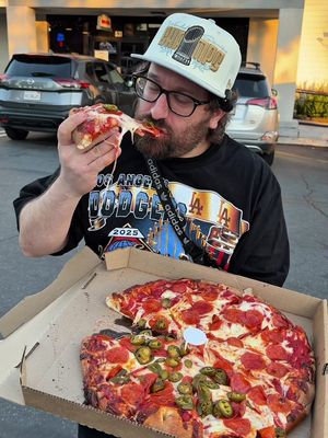 Is Rio’s Pizza the best pizza in Montebello? Since 1979. Good thick crust with a slight crispiness, super cheesy and good toppings. Shout out to @JuanRib BarbQue for putting me on to this gem. 😮‍💨 Already driven back a second time since this video. Have you been to Rio’s? 🔥🍕 #montebello #losangeles #food #Foodie #pizza 