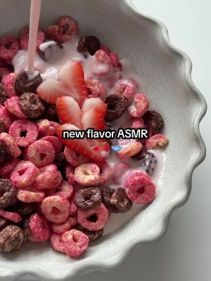 a moment for chocolate covered strawberry 🍫🍓💅🏻 #newflavor #newflavors #fyp #cereal 