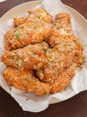 The BEST Garlic Parmesan Wings just like Wingstop!  Comment “CJ Recipe” for the full recipe with all of my KEY tips sent straight to your inbox (make you follow me and your message requests are open to ensure you receive it)! https://cjeatsrecipes.com/garlic-parmesan-wings/ #cjeatsrecipes #EasyRecipes #garlicparmesanwings