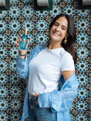 #pub Já tinha partilhado aqui que um dos meus objetivos de 2026 é usar menos maquilhagem, apostar mais em skincare e cuidar mais e melhor do meu cabelo 😊  Desde que fui a Marrocos que me apaixonei pelo óleo de argão e este Elixir de Óleo de Argão Marroquino da @herbalessences tem sido um dos produtos que tenho usado neste processo.  Bastam 1–2 gotas, no cabelo húmido ou seco, para o sentir mais nutrido, suave e com brilho, e o aroma continua a ser das coisas que mais gosto. #HerbalEssences #ArganOilElixir #ArganOilShampoo #MoroccanMethod