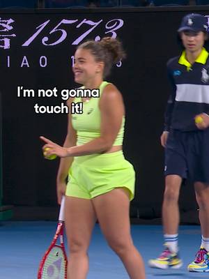 Australian wildlife on the court 😂 #AusOpen #Paolini #Ballkid #Bug