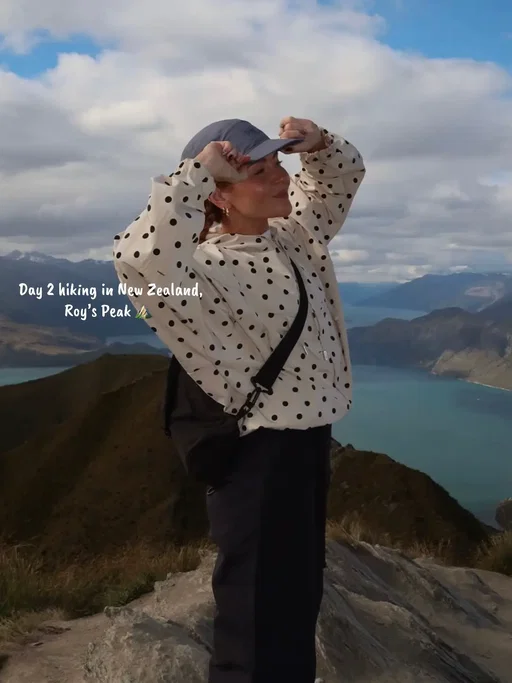 A relatively easy hike terrain wise but tough as it is a steep incline for at least 3 hrs. Lots of people do it at sunrise but in peak months you have to queue for things like the view point which I did not want to do so we did this late afternoon! A relatively good level of fitness needed for this one xx #newzealand #Hiking #hikingoutfit #travelinspo #fyp 