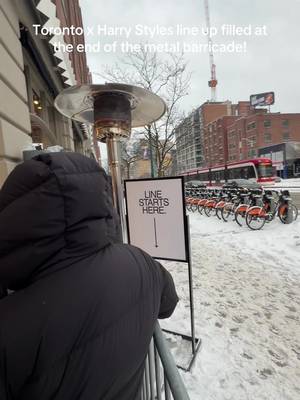 an update from 20 min ago! made some friends in line and we’re taking turns warming up at the coffee shop next door & @sonymusiccanada brought us all hot chocolate  #toronto #harrystyles #KATTDO #hshq #Apeture 