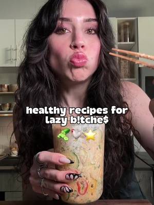 I’m obsessed with putting foods in jars. Ingredients Cucumber  Bell pepper Rotisserie chicken Green onion  Grillos pickle de gallo Feta tzatziki Buffalo wing sauce Ranch seasoning  #healthyrecipes #highprotein #EasyRecipes #mealprep