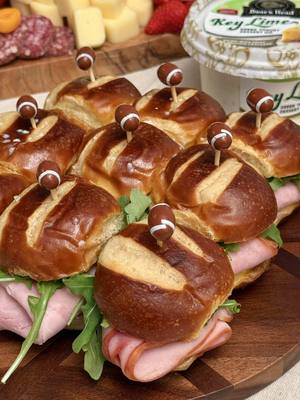 Planning your game-day menu? Don't sleep on these Ham & Cheese Sliders! 👉 12 slices Boar's Head® SmokeMaster Beechwood Smoked® Black Forest Uncured Ham 👉 2-3 tablespoons Boar's Head® Real Mayonnaise 👉 12 slices Boar's Head® Muenster Cheese 👉 Pretzel slider buns 👉 Onion Jam 👉 Arugula  #BoarsHead #Foodie #Deli #HamAndCheese #HamAndCheeseSliders 
