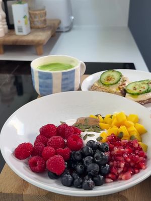 romanticise your breakfasts ✨ - rainbow coconut yoghurt bowl 🌈 - coconut matcha 🍵 - hummus & cucumber sourdough 💚 #breakfast #matcha #healthy #morning #fyp 