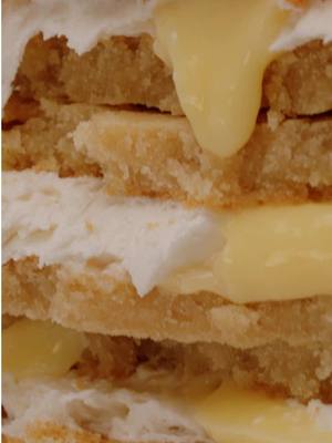Banana cream pie… but make it a Chewie-wich 🍌🤍 Vanilla frosting + banana pudding sandwiched between two thin sugar cookies, then rolled in crushed Nilla wafers for that perfect sweet crunch. One bite and you’re obsessed 😮‍💨🍪 #ChipCityCookies #BananaCreamPie #ChewieWich #CookieSandwich #BananaPudding