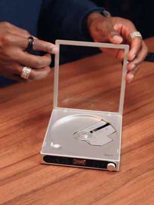 This has present/gift written all over it. Also, I’m loving the resurgence of old tech and gadgets but in modern form.  What do you reckon?  #fiiodm15r2r #cdplayer #gadgets 