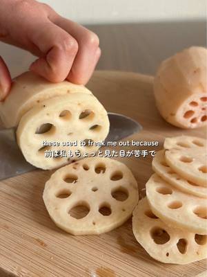 SESAME SOY SAUCE LOTUS ROOT ✨ ごま醤油れんこん Crunchy lotus root coated in a nutty sesame soy glaze — one of my favorite side dishes! My mom made this for me once and I immediately asked her to teach me how to make it. The key is using lots of white sesame seeds!! I am also excited to announce that this is my first recipe up on Tokyo Recipes by Nadia woohoo! Nadia is a popular Japanese recipe site that has incredibly delicious recipes so I’m honored to be the first English recipe creator for them!! I learned everything by watching my mom cook, so getting to share my own recipes now means so much ❤️ Full recipe is up now (link in my bio) — and send me any Japanese dishes you’d love to see next 🤍 シャキシャキのれんこんに、香ばしいごまと醤油をたっぷり絡めた、大好きな副菜。 最初は母が作ってくれて、美味しすぎてすぐに作り方を教えてもらいました。 ポイントは白ごま多め！！ 実は、このレシピ、 @Tokyo Recipes by Nadia に掲載されている私のはじめてのレシピです！ @Nadia【公式】｜今日役立つプロの簡単レシピ アーティストとして今年はたくさんのレシピを皆さんにお届けします💕 母の料理を見て育って、今こうして自分のレシピをシェアできているのが、まだ信じられないー！ 他のレシピもサイトに載っていますが、次に見たいレシピがあったら、ぜひ教えてくださいね🤍 #lotusroot #れんこん #nadia