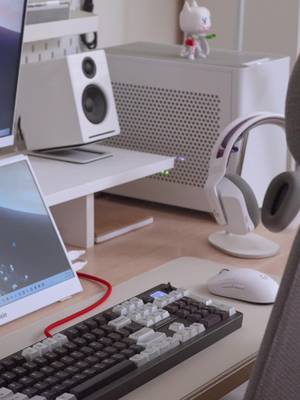 Meet the ND104 by @chilkey  The built-in smart display alone had me sold 😮‍💨👌🏾 Link in bio to learn more and check one out for yourself. #chilkey #nd104 #keebs #keyboard #desksetup 