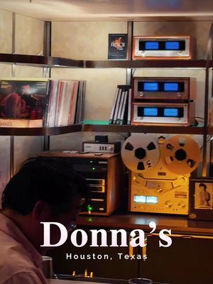 🍹Made a quick visit to Donna’s, the recently opened #Houston cocktail bar in The Heights that replaced The Ready Room. It’s from Bobby Heugel of Anvil Bar & Refuge fame and veteran bartender Jacki Schromm. (Was delightful to see Bobby for a bit.)  🎶 This music-centric bar with a reel-to-reel system was well-attended on a Thursday night, but there were still seats available. (If you want it quieter, you’ll want to visit earlier in the evening or perhaps Monday through Wednesday.)  🍸 The cocktail list is largely off-the-beaten path with selections such as Tuesday Breakdown with Irish whiskey, bitter vermouth and Fernet Branca Menta, and Diggity Daydreams with gin, grapefruit, lemon lavender and sage. Classics with a twist include the Jacki’s Martini with Plymouth gin, Dolin vermouth and Cocchi Americano and the Sloe Gin Fizz with sloe gin, grapefruit, lemon and soda. There are several patio tables for when the weather is accommodating (so maybe not this weekend). If you’re looking for a lively lounge, give it a try. (I don’t know what the pay phone is for, but I had to try. 😅) Video by @phaedracook. #HoustonHeights #HoustonBars