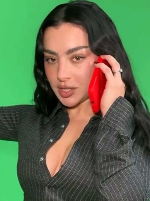 I wanna dance with charli’s angels🧍 #themoment #brat #charlixcx #rachelsennott #kateberlant #kyliejenner 