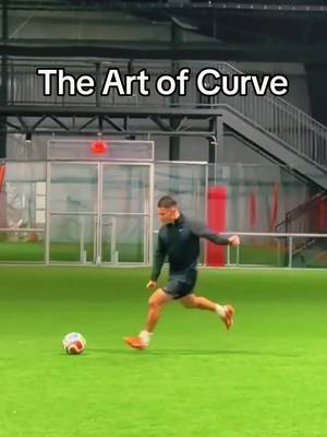 4 keys to bend the ball 🧲 🎯 Contact the inside-middle of the ball 💪 Firm ankle, locked 🦵 Wrap the follow-through toward your target 🧊 Lean over it so it dips, not floats A true bend shot isn’t about power… it’s about shape and control. When it’s done properly, the ball starts wide, bends back in, and the keeper can’t set their feet in time. 👉 Save this and work through each key slowly. #football #Soccer #fyp #details #finishing