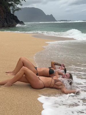 #paradise #hawaiitiktok #fitgirls @Ashley #girlstrip 