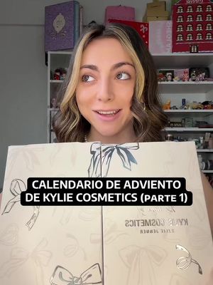 Abriendo el #CalendarioDeAdviento de @Kylie Cosmetics PARTE 1 🩷 che.. creo que el mejor hasta ahora. 5 productos ya sobrepasaron lo que pagué. @Kylie Jenner yo digo que me sponsorees bye | #makeup #adventcalendar 