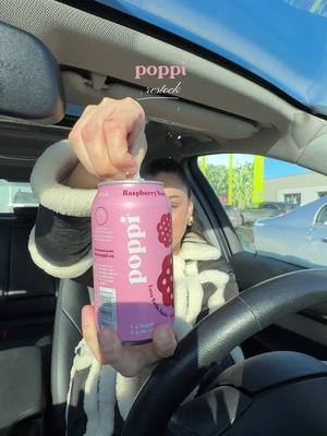 Petit upgrade simple pour la nouvelle année. Les poppi n'ont que 4-5 g de sucre par canette de 355ml et un goût vraiment rafraîchissant! Tu peux les trouver chez Avril dans l’allée des boissons ☺️ #drinkpoppi #poppipartner  