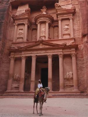 I can’t believe I’m seeing Petra with my own eyes!! It’s been on my bucket list for so long and it’s even more beautiful in person #petra #jordan 