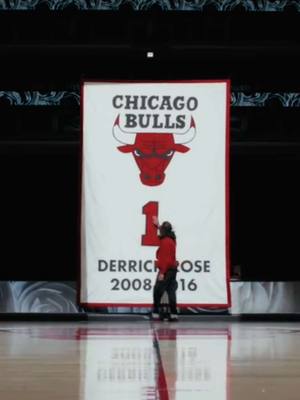 The moment Derrick Rose sees his banner for the first time, tonight it goes up in the rafters 🥹🌹 #derrickrose #banner #legend  #retirement #chicago 